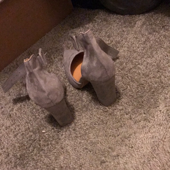 Size 38, Grey heels - Picture 3 of 3